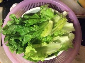 生菜一片片揪下来洗净备用