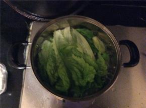 把生菜放入煮好的锅中，煮熟后捞出