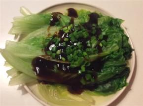 淋上适量蚝油，撒上葱花就可以开吃了