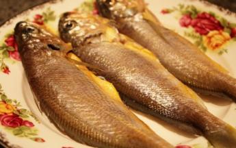 黄鱼宰杀好后取出内脏，用料酒和少许食盐腌制5-10分钟
