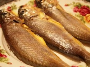 黄鱼宰杀好后取出内脏，用料酒和少许食盐腌制5-10分钟