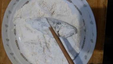 腌好的黄鱼均匀的裹上一层面粉