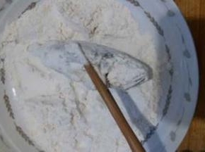 腌好的黄鱼均匀的裹上一层面粉