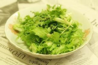 苦菊用刀洗净切，切根，然后用清水泡5分钟左右。
