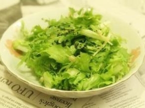 苦菊用刀洗净切，切根，然后用清水泡5分钟左右。
