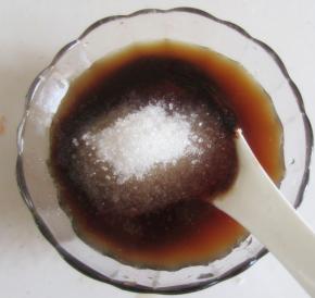 开始调汁，根据个人口味可以不同。建议放少许盐，醋，白糖，香油，鸡精、辣酱油等混合成汁。可以加半碎的花生调味。