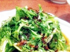 将调好的汁浇上苦菊即可。