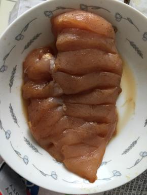 鸡胸肉洗净，水控干，鸡胸肉划出条纹，放入酱油，料酒，少量椒盐，少量黑胡椒腌制