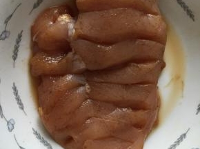 鸡胸肉洗净，水控干，鸡胸肉划出条纹，放入酱油，料酒，少量椒盐，少量黑胡椒腌制