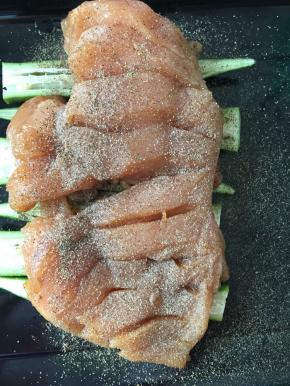 把鸡胸肉摆在秋葵上，再撒少量黑胡椒和椒盐