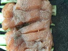 把鸡胸肉摆在秋葵上，再撒少量黑胡椒和椒盐