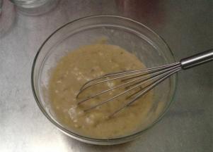 香蕉去皮，压成蓉状