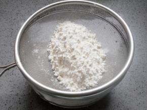 面粉和玉米淀粉过筛