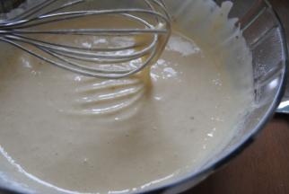 将香蕉、面粉、淀粉和蛋黄搅拌，放入少许糖，搅拌均匀成糊状