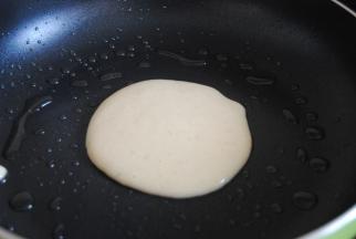 锅中不放油，小火煎面糊，煎至双面金黄熟透即可