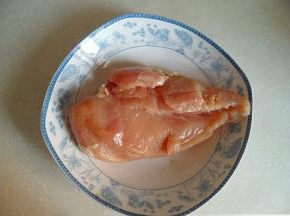 鸡胸肉用水洗净，将表面的白膜撕去，去除油脂