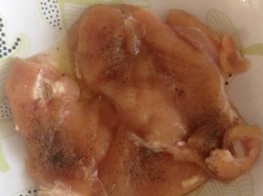 在鸡胸肉表面用刀割几个口子，把盐、黑胡椒粉均匀的洒在鸡胸肉上，腌制1小时以上