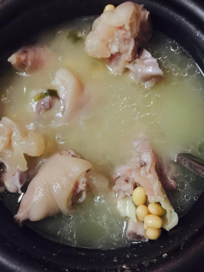 电饭锅黄豆猪蹄汤