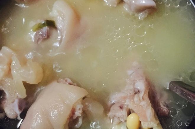 电饭锅黄豆猪蹄汤