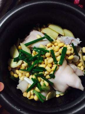 猪蹄放进冷水锅里，加入生姜和料酒，将里面的血水煮出来