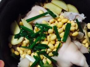 猪蹄放进冷水锅里，加入生姜和料酒，将里面的血水煮出来