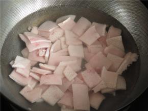 将猪皮洗净，锅里倒水，放入猪皮，大火开煮，水开后再煮5分钟，变色后捞起。