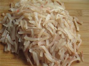 将猪皮切成细条，锅里倒冷水，放入猪皮，煮开后再煮2-3分钟，把猪皮捞出。锅里倒水，放入猪皮，大火煮开后转中火，煮1小时左右。比例约为一碗猪皮，3碗水