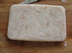 用小刀在边缘划一圈，倒扣拍几下，猪皮会自动掉出。切块直接食用，也可自行选择调味料沾食