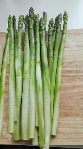 芦笋去掉老根和比较坚硬的表皮，洗净备用