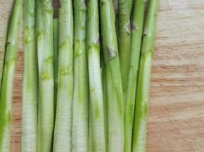 芦笋去掉老根和比较坚硬的表皮，洗净备用