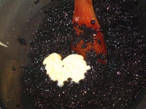 加适量白糖和炼乳同黑米一起搅拌均匀