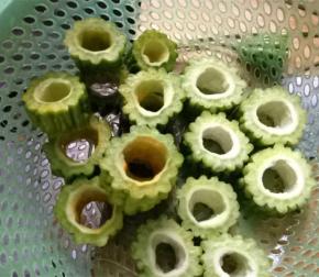 苦瓜洗净切成段，用勺子扣去苦瓜中间的瓤