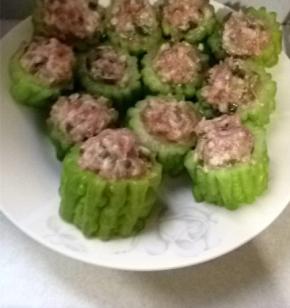 将肉馅放入苦瓜中间，两端蘸少许的湿淀粉