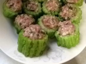 将肉馅放入苦瓜中间，两端蘸少许的湿淀粉