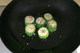 锅内放少量的油，油热之后放入苦瓜， 一面煎1分钟即可