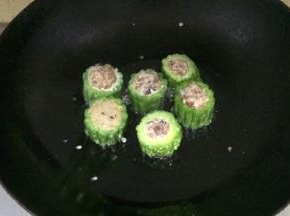 锅内放少量的油，油热之后放入苦瓜， 一面煎1分钟即可