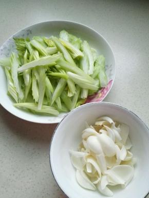 胡萝卜去皮斜刀切成片状