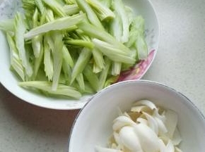 胡萝卜去皮斜刀切成片状