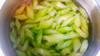 锅内放水，西芹焯水2分钟，捞出控干水分