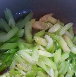 锅内放少量的油，油温8分热的时候放入西芹翻炒