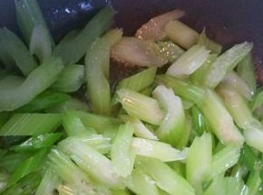 锅内放少量的油，油温8分热的时候放入西芹翻炒