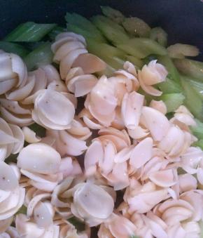 放入百合和胡萝卜，翻炒至百合逐渐透明