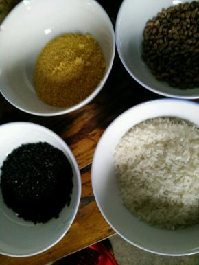 黑米，大米和小米淘洗干净