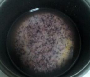 将所有的杂粮放入电饭锅内，添加足量的清水，按下煮粥的按键