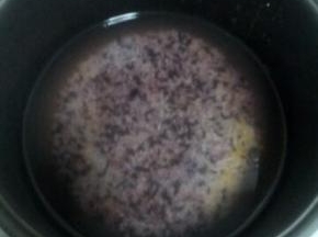 将所有的杂粮放入电饭锅内，添加足量的清水，按下煮粥的按键