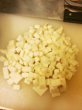 山药去皮切成小块备用