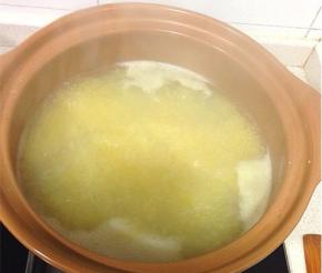 砂锅内放适量的清水，倒入小米大火煮开转小火熬20分钟