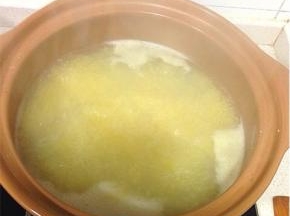 砂锅内放适量的清水，倒入小米大火煮开转小火熬20分钟