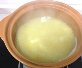 加入山药和枸杞继续熬煮15分钟