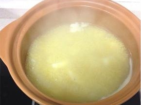 加入山药和枸杞继续熬煮15分钟